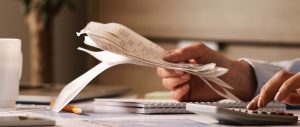 É comum que, em algum momento, empresas precisem economizar dinheiro. Confira de dicas de como reduzir custos sem prejudicar os negócios
